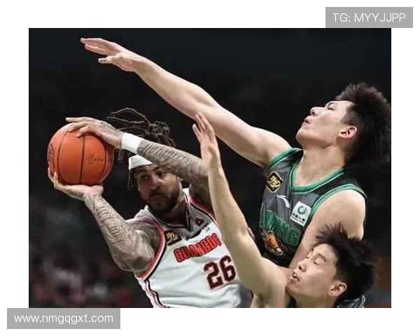 广东宏远强强对话激烈对阵焦点之战引爆全场激情与球迷热情